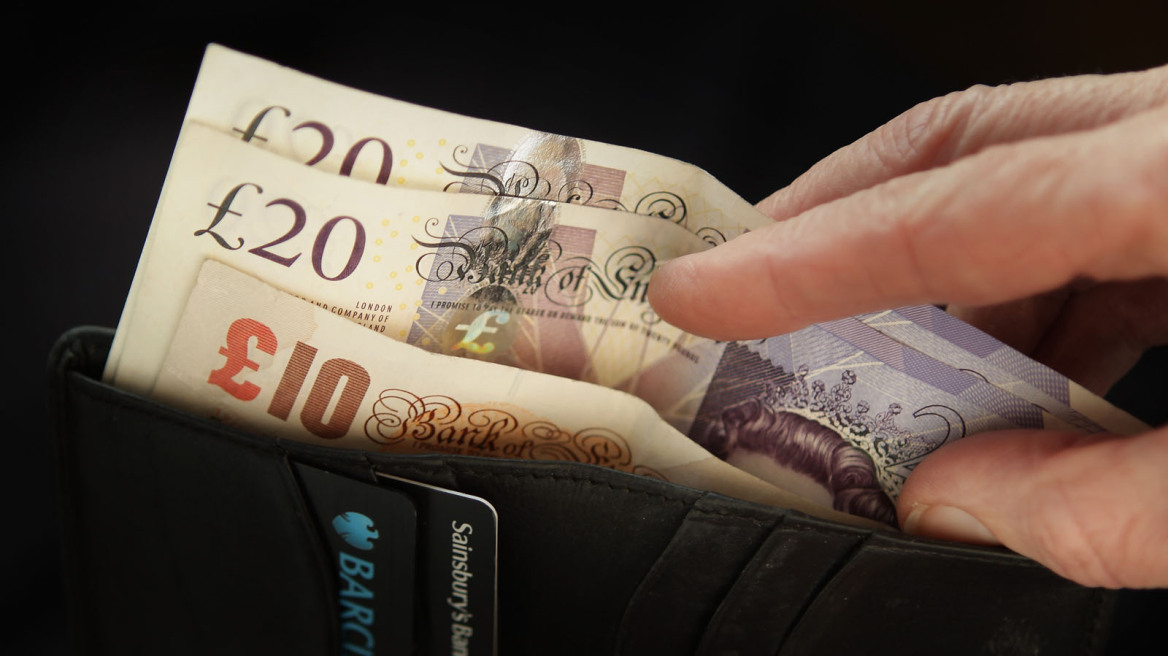 Οι μισοί Βρετανοί δυσκολεύονται να πληρώσουν τους λογαριασμούς τους